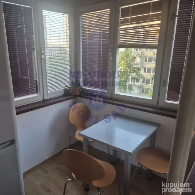Izdaje se odličan namešten trosoban stan na Bulevaru. 74m2.