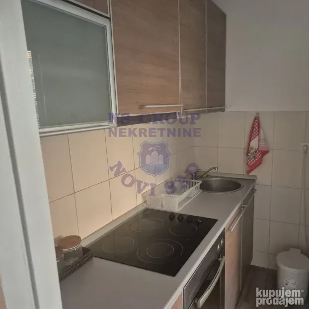 Izdaje se odličan namešten trosoban stan na Bulevaru. 74m2.
