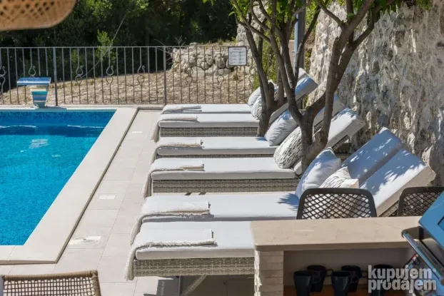 Vila Lavanda, Postranje