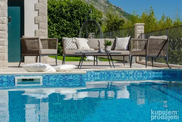 Vila Lavanda, Postranje