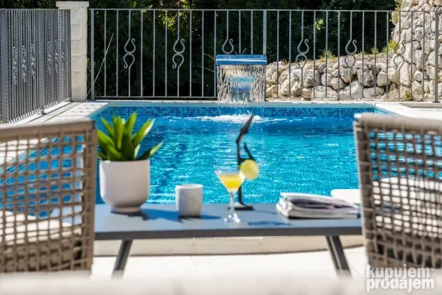 Vila Lavanda, Postranje