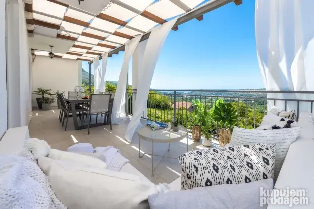 Vila Lavanda, Postranje