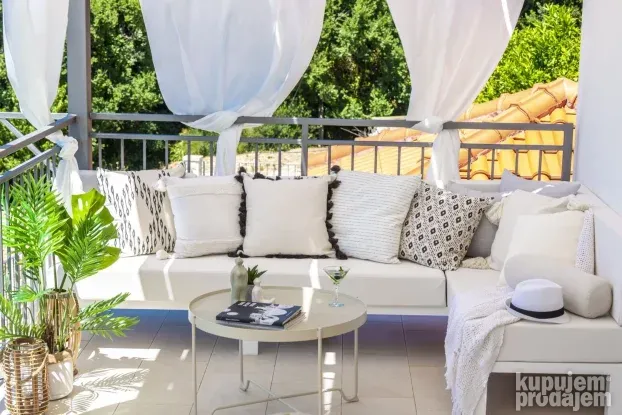 Vila Lavanda, Postranje