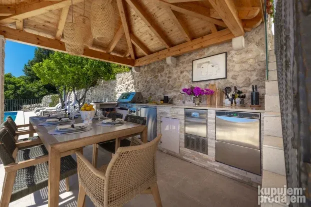 Vila Lavanda, Postranje