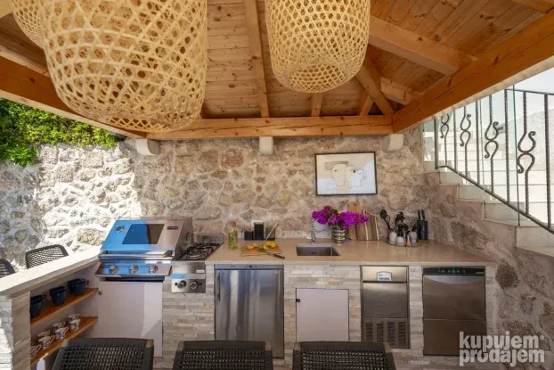 Vila Lavanda, Postranje