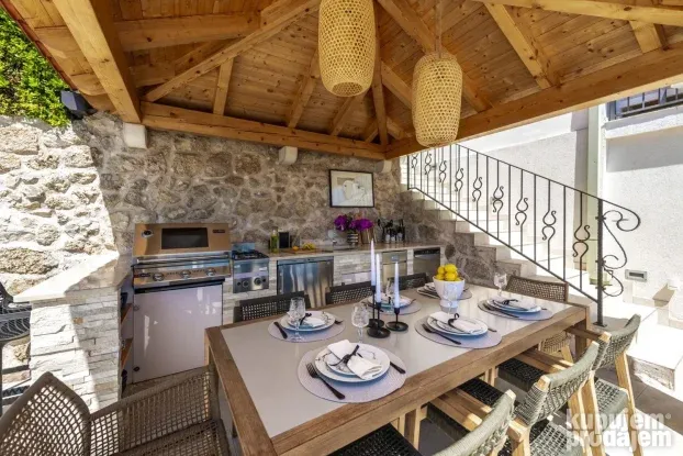 Vila Lavanda, Postranje