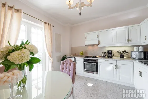 Vila Lavanda, Postranje