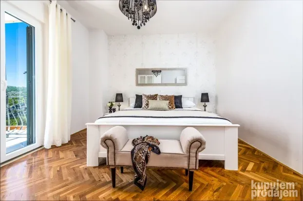 Vila Lavanda, Postranje