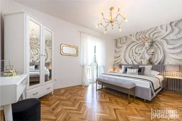 Vila Lavanda, Postranje