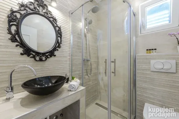 Vila Lavanda, Postranje