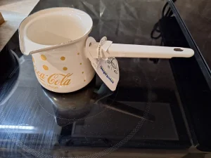 Coca cola džezva Metalac bež zlatna