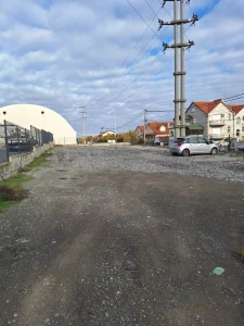 Izdajem plac 8 ari u glavnoj ulici u Resniku,vlasnik