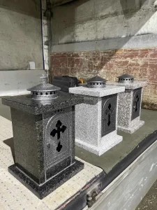 Kućice za paljenje sveća na groblju