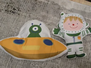 Jastuk za bebe astronaut i svermirski brod sa vanzemaljcem -
