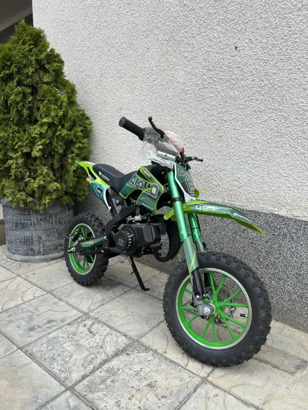 N O V O NITRO Apollo 49cc Pocket Bike!