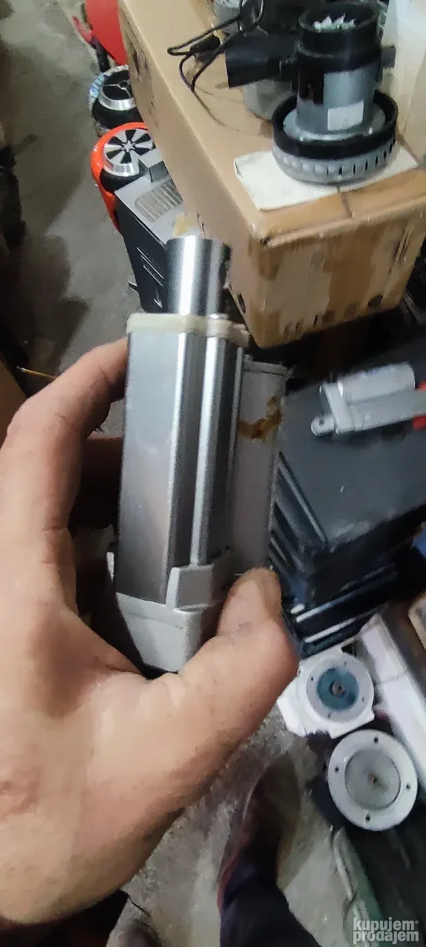 dva el.klipna linearna motora timotion 12v.3,5a.750n.3cm.