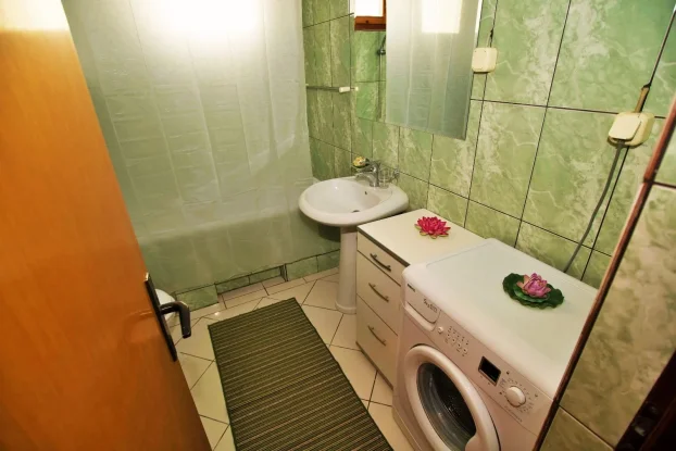9. maj, 5+ petosobna, 300 m²