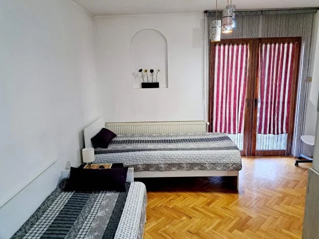 9. maj, 5+ petosobna, 300 m²