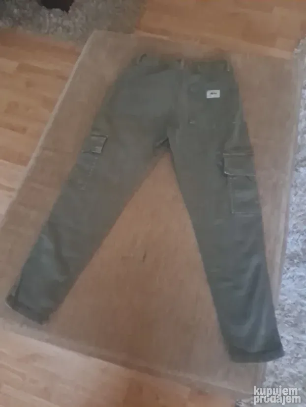 Zara pantalone br.9