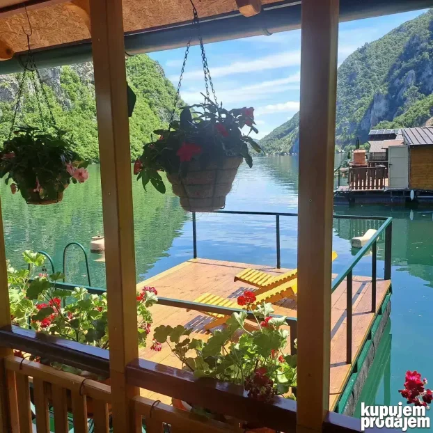 Splav- kuća na vodi - jezero Perućac