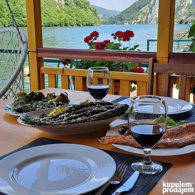Splav- kuća na vodi - jezero Perućac