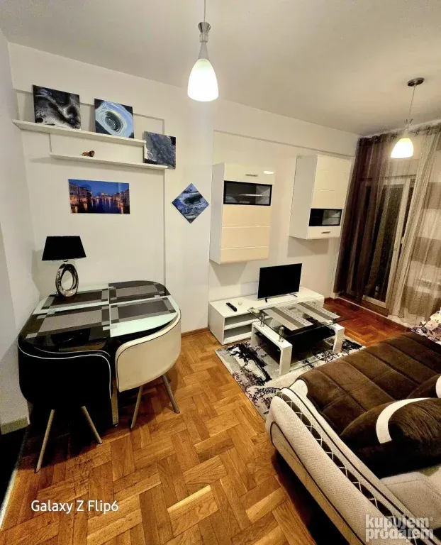 Izdajem Lux 1,5 stan 40m2 Vukov Spomenik Beograd
