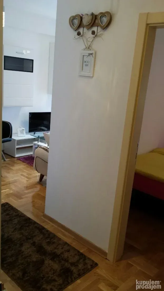 Izdajem Lux 1,5 stan 40m2 Vukov Spomenik Beograd