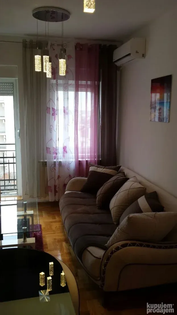 Izdajem Lux 1,5 stan 40m2 Vukov Spomenik Beograd