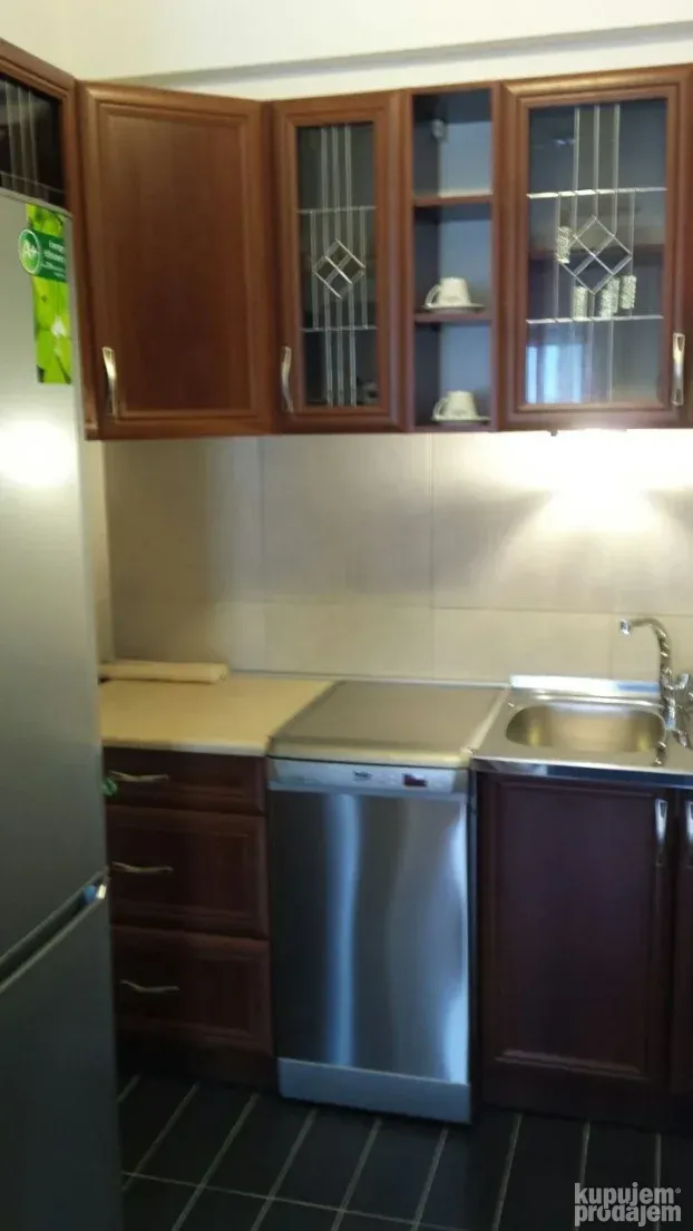 Izdajem Lux 1,5 stan 40m2 Vukov Spomenik Beograd