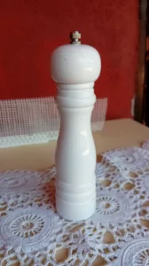 Odličan drveni mlin za biber upotreban
