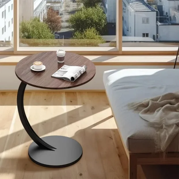 Braon drveni moderan C stočić za svaki prostor