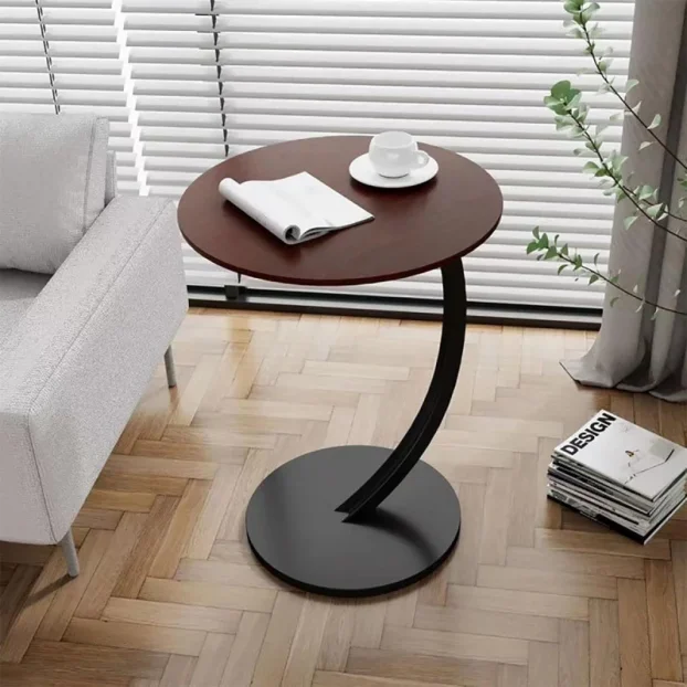 Braon drveni moderan C stočić za svaki prostor