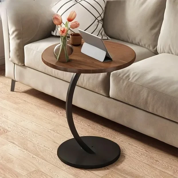 Braon drveni moderan C stočić za svaki prostor