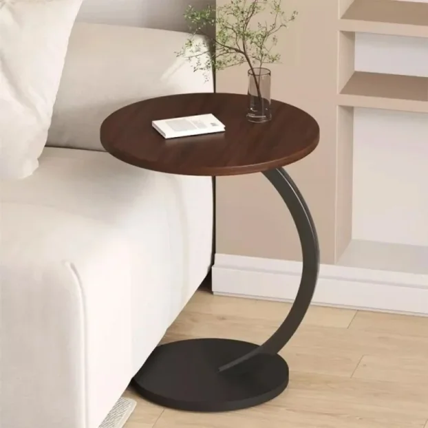 Braon drveni moderan C stočić za svaki prostor