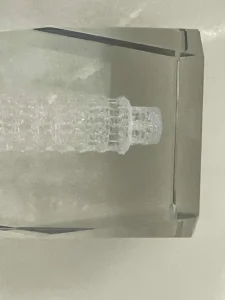 Poludragi kamen, krivi toranj u Pizi unutar njega, nov u kut