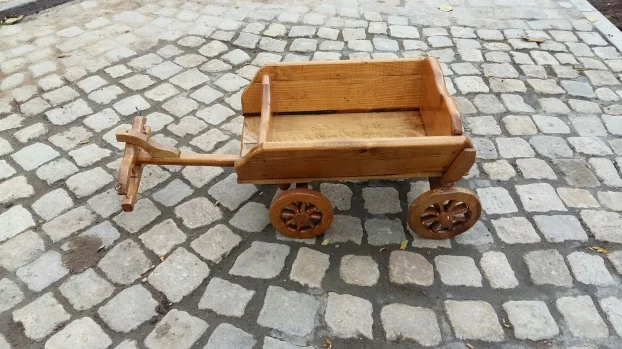 Drvena kola replika stara kolica