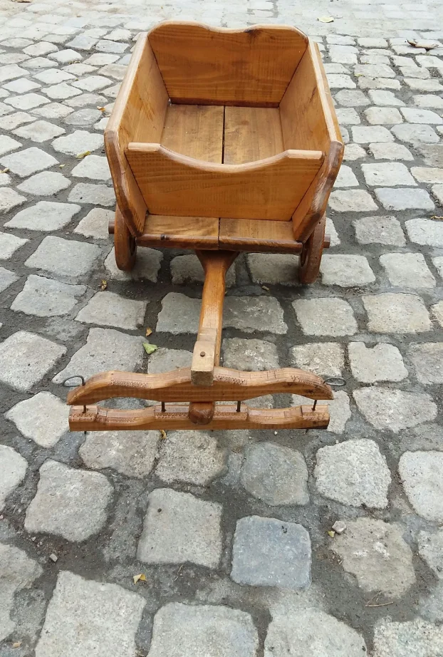 Drvena kola replika stara kolica