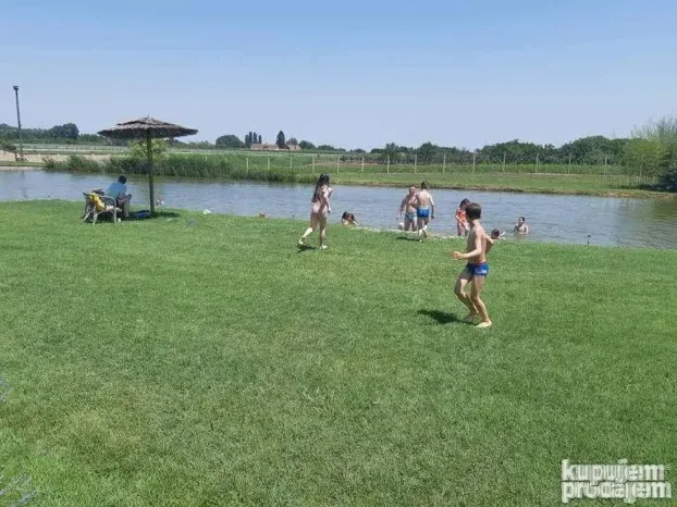 Privatno Jezero Na Dan