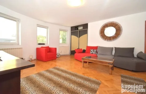 Prelep namešten trosoban stan u mirnom kraju
