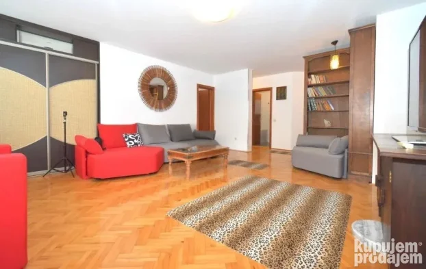 Prelep namešten trosoban stan u mirnom kraju