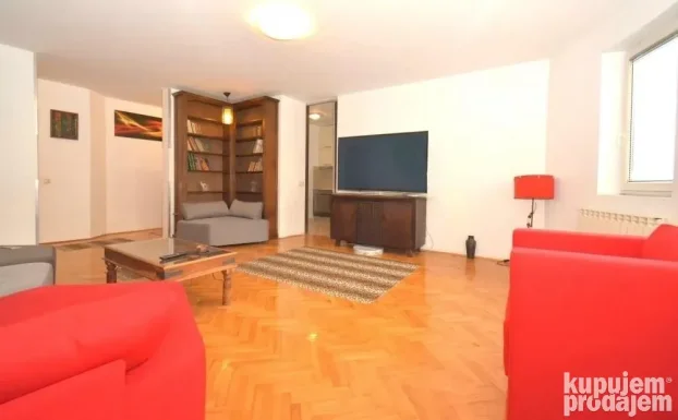 Prelep namešten trosoban stan u mirnom kraju