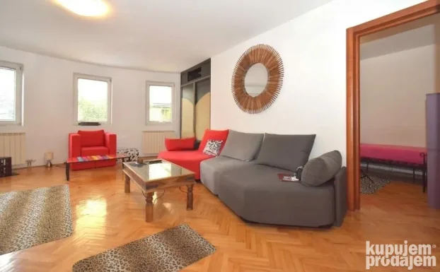 Prelep namešten trosoban stan u mirnom kraju