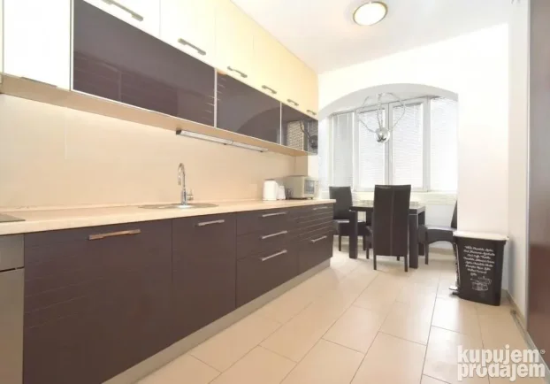 Prelep namešten trosoban stan u mirnom kraju