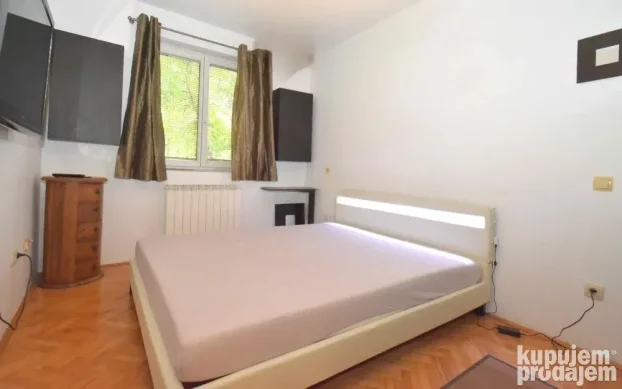 Prelep namešten trosoban stan u mirnom kraju
