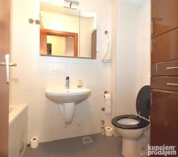 Prelep namešten trosoban stan u mirnom kraju