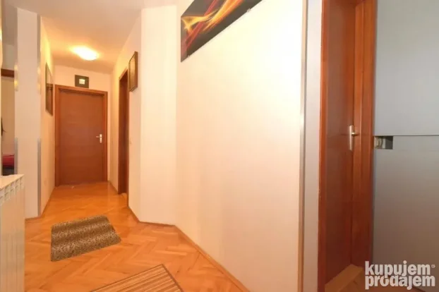 Prelep namešten trosoban stan u mirnom kraju