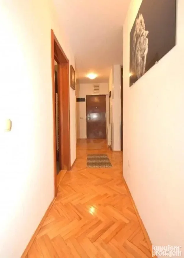 Prelep namešten trosoban stan u mirnom kraju