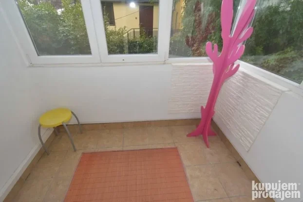 Prelep namešten trosoban stan u mirnom kraju