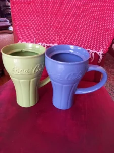 Par keramickih krigli Coca Cola