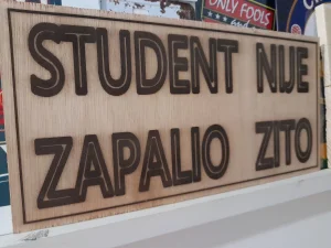 Student nije zapalio žito tabla 30x15cm drvo